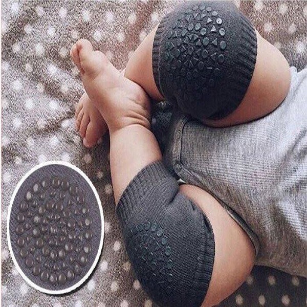 Tất bảo vệ đầu gối cho bé khi tập bò 